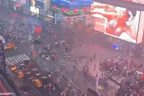 Varias personas en el momento del tiroteo en la plaza Times Square de Nueva York. / rrss