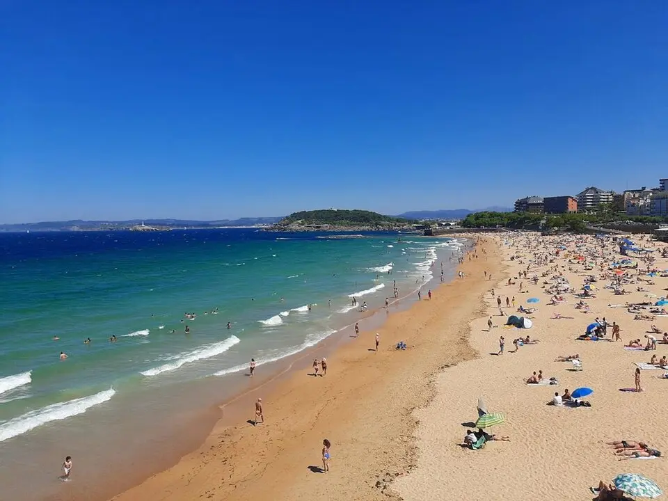 Varias personas en la playa durante un d&iacute;a de calor. / EP