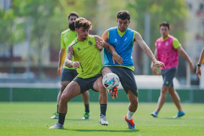 El equipo verdiblanco durante un entrenamiento en el Nando Yosu. / rrc