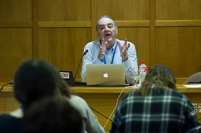 Ell compositor Tom&aacute;s Marco Arag&oacute;n, en un curso magistral. / x