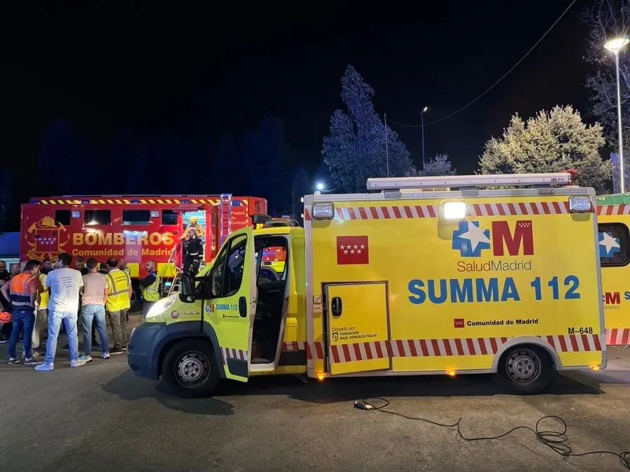Bomberos de la Comunidad de Madrid y sanitarios del Summa 112 en el incendio de Tres Cantos. / EP