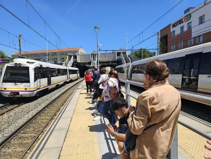 Varias personas en la parada de tren de Santander. / EP