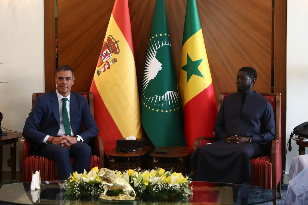 El presidente del Gobierno de Espa&ntilde;a, Pedro S&aacute;nchez (i) y el presidente de la Rep&uacute;blica del Senegal, Bassirou Diomaye Faye (d). / EP