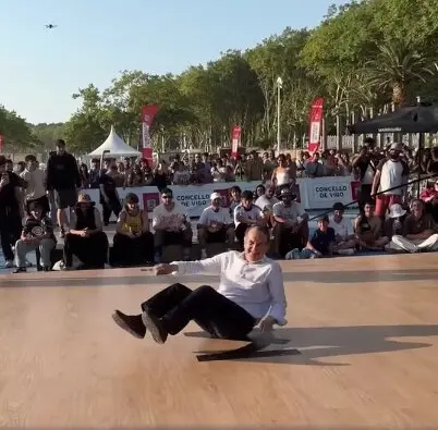 El alcalde de Vigo, Abel Caballero, bailando break dance. / Instagram