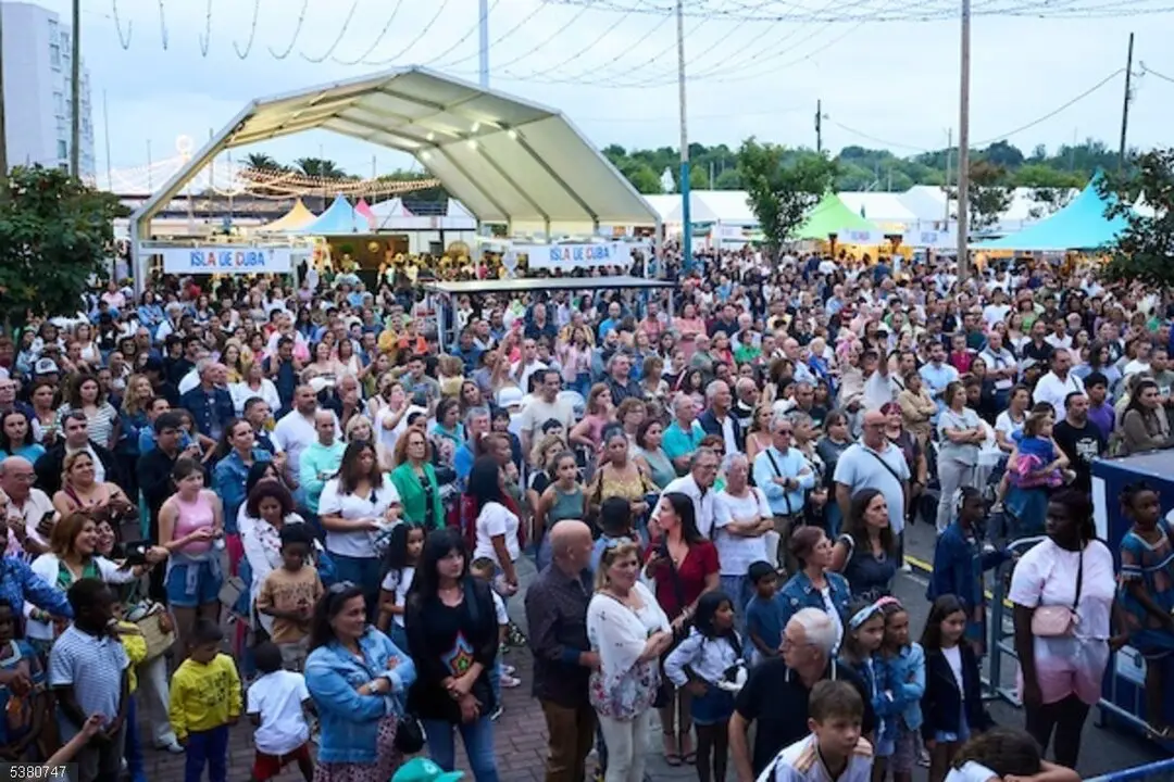 Varias personas durante una de las actuaciones en la Feria de las Naciones. / EP