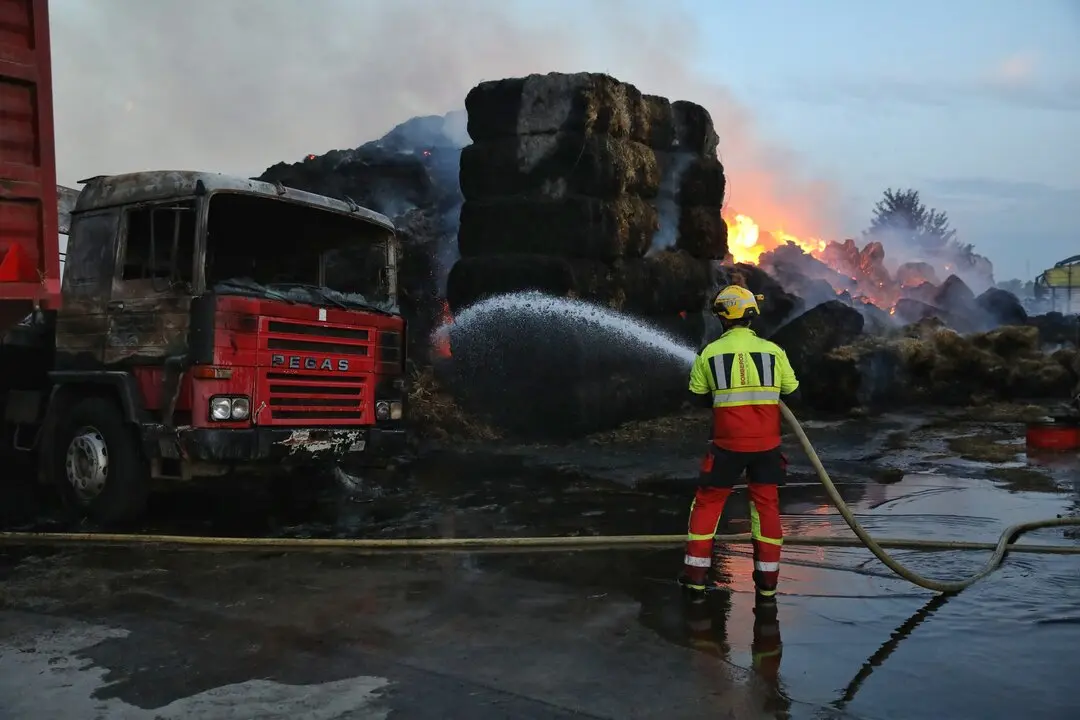 Los bomberos trabajan para sofocar el incendio de Calera y Choza. / EP