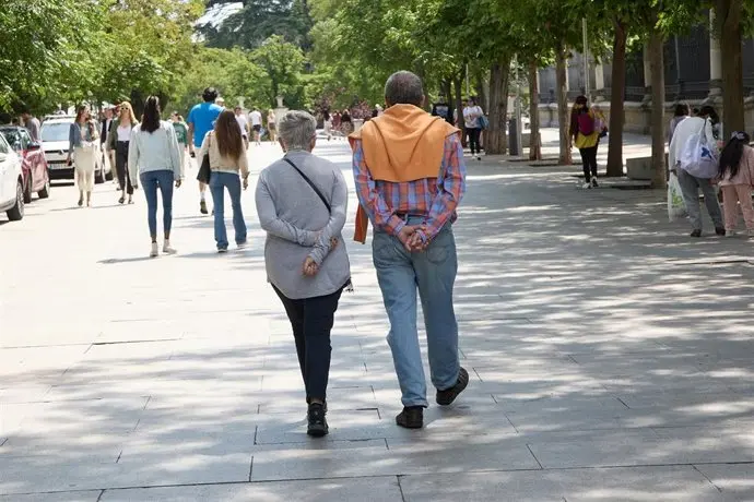 Dos jubilados dan un paseo. / EP