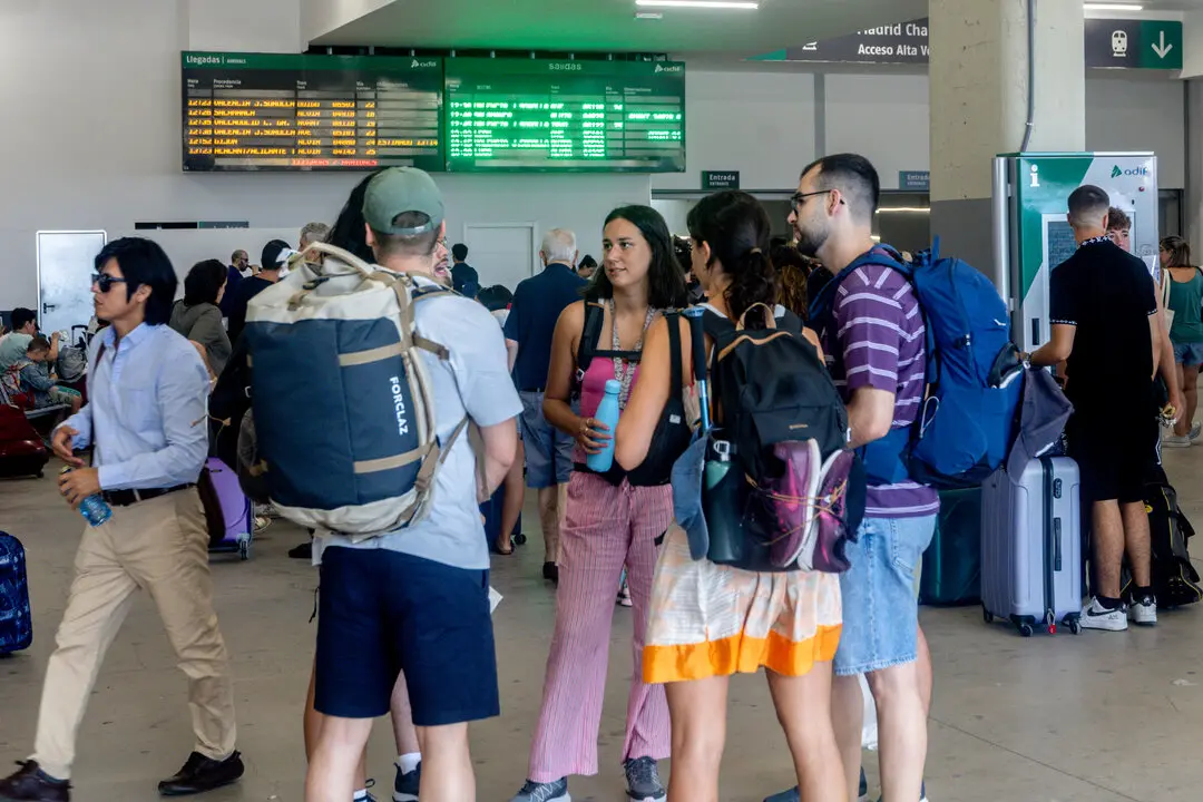 Varias personas con maletas caminan en la Estaci&oacute;n de Chamart&iacute;n. / EP