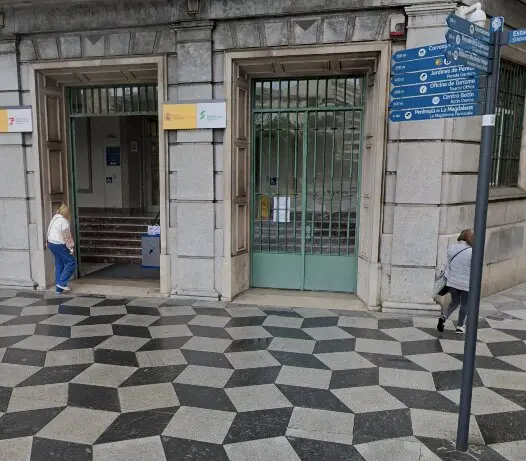Una persona entra a la oficina de la Seguridad Social. / A.E