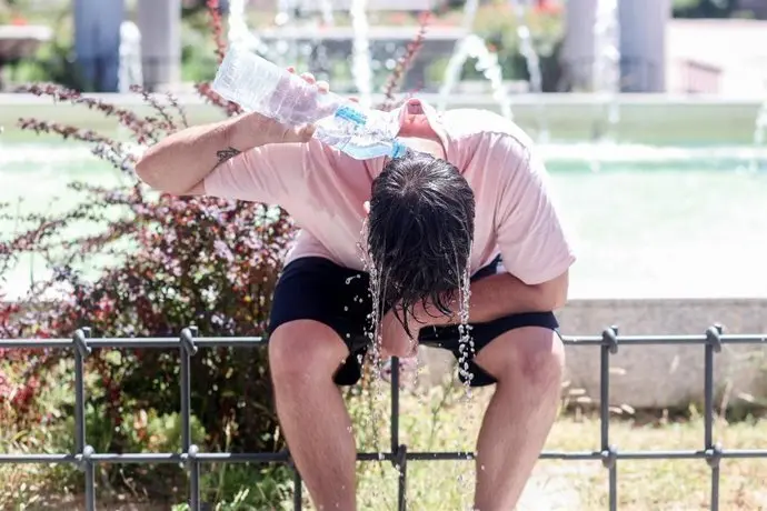 Una persona durante una ola de calor. / EP