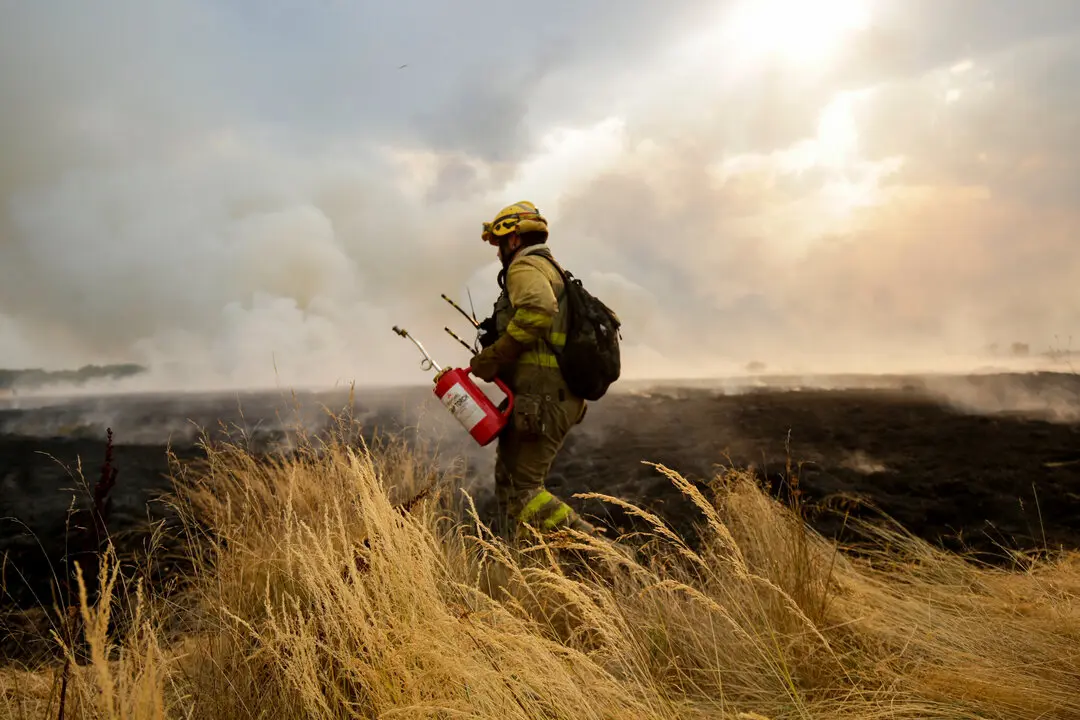 Un bombero trata de extinguir un incendio. / EP