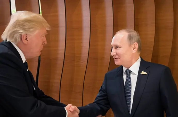 Los presidentes de EE.UU, Donald trump y el de Rusia, Vladimir Putin se estrechan la mano. / x