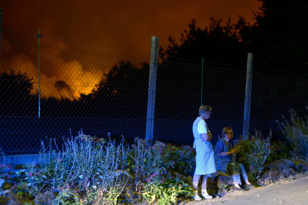 Dos vecinas desveladas por la proximidad del fuego a Rebordondo. / EP