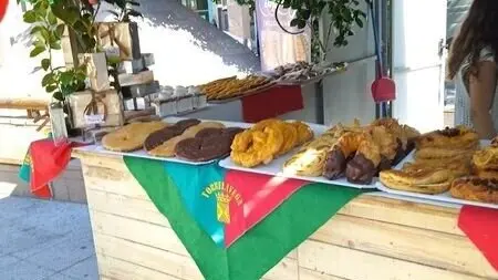 Varios de los productos hechos con hojaldre durante la feria. / A.E
