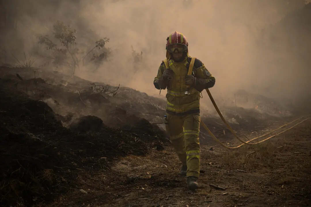 Un bombero durante los incendios en Portugal. / EP