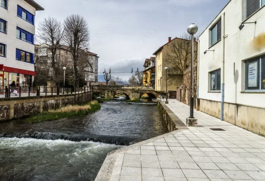 En Reinosa, el Ebro no es solo un r&iacute;o: es una calle m&aacute;s, un vecino m&aacute;s. / A.S.P