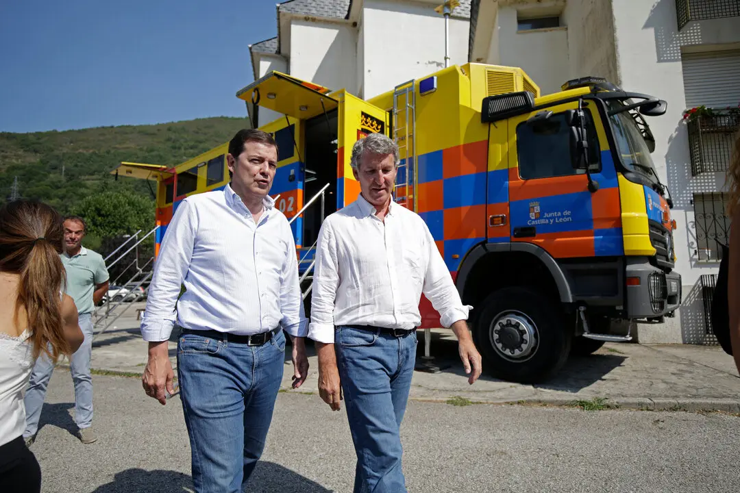 El presidente del Partido Popular, Alberto N&uacute;&ntilde;ez Feij&oacute;o (d), y el presidente de Castilla y Le&oacute;n, Alfonso Fern&aacute;ndez Ma&ntilde;ueco (i). / EP