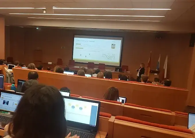 Varios estudiantes en el UC. / A.E