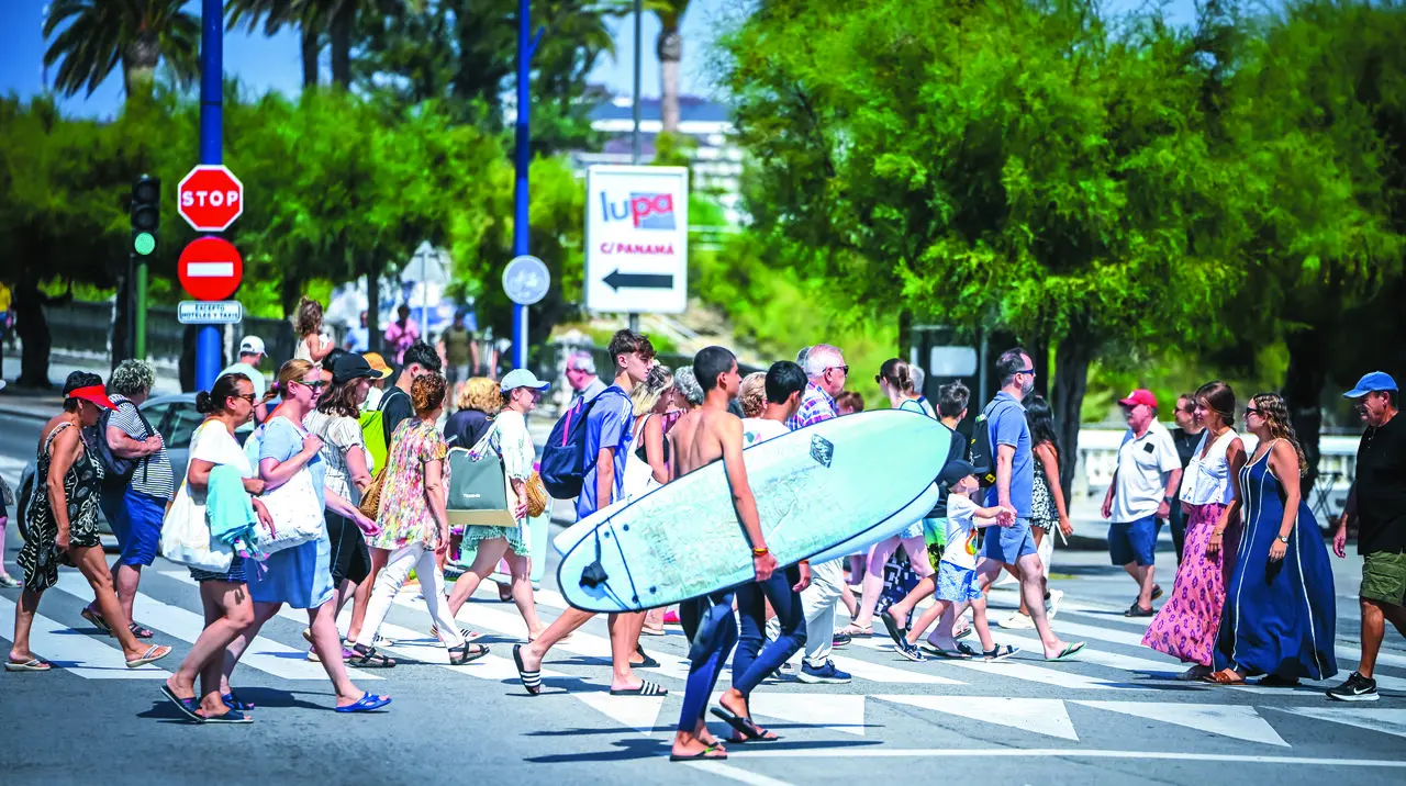 Varias personas en la zona de El Sardinero durante una de las jornadas de altas temperaturas que atraviesa la regi&oacute;n. / Alerta