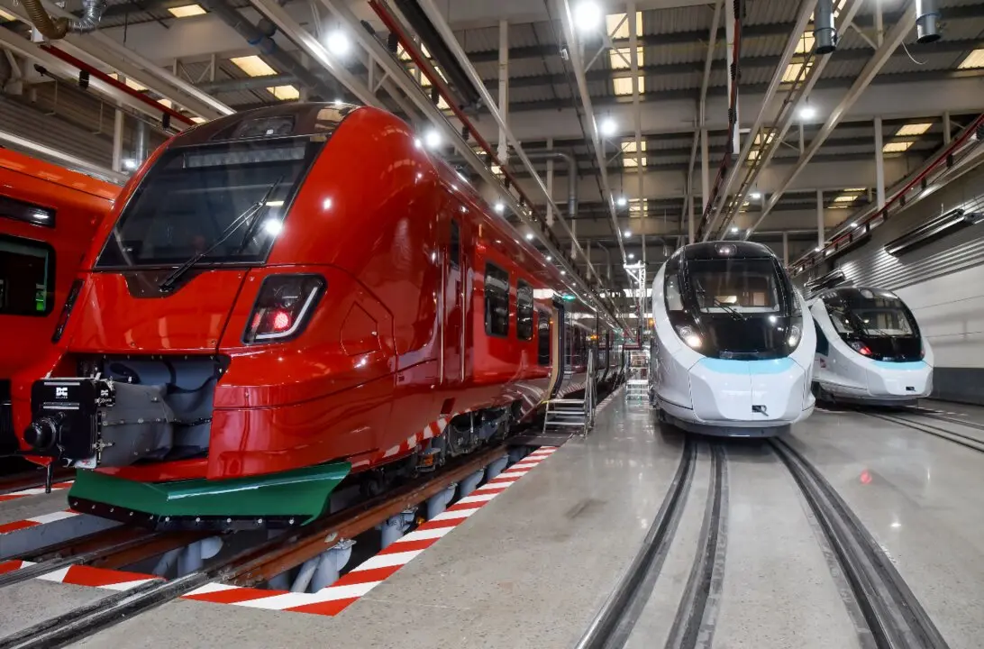 Algunos de los nuevos trenes de ancho m&eacute;trico de Renfe que ser&aacute;n como los que lleguen a la regi&oacute;n. / alerta