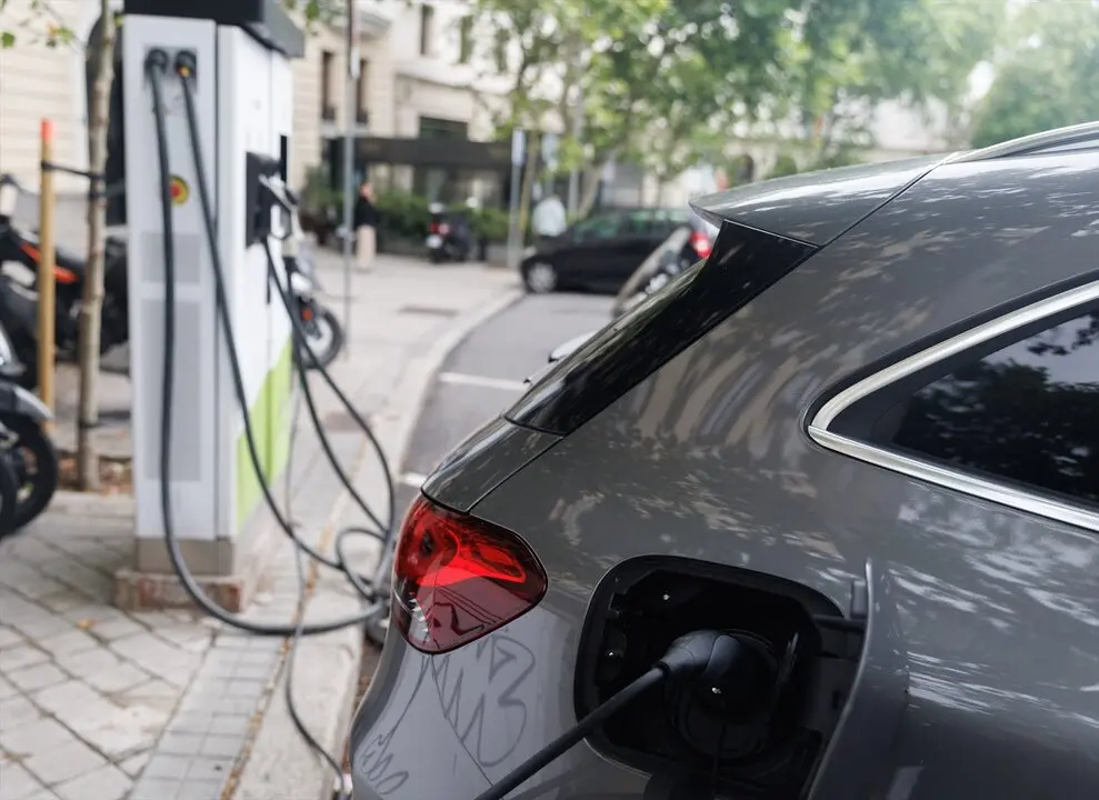 Un veh&iacute;culo en un punto de recarga el&eacute;ctrica. / Eduardo Parra