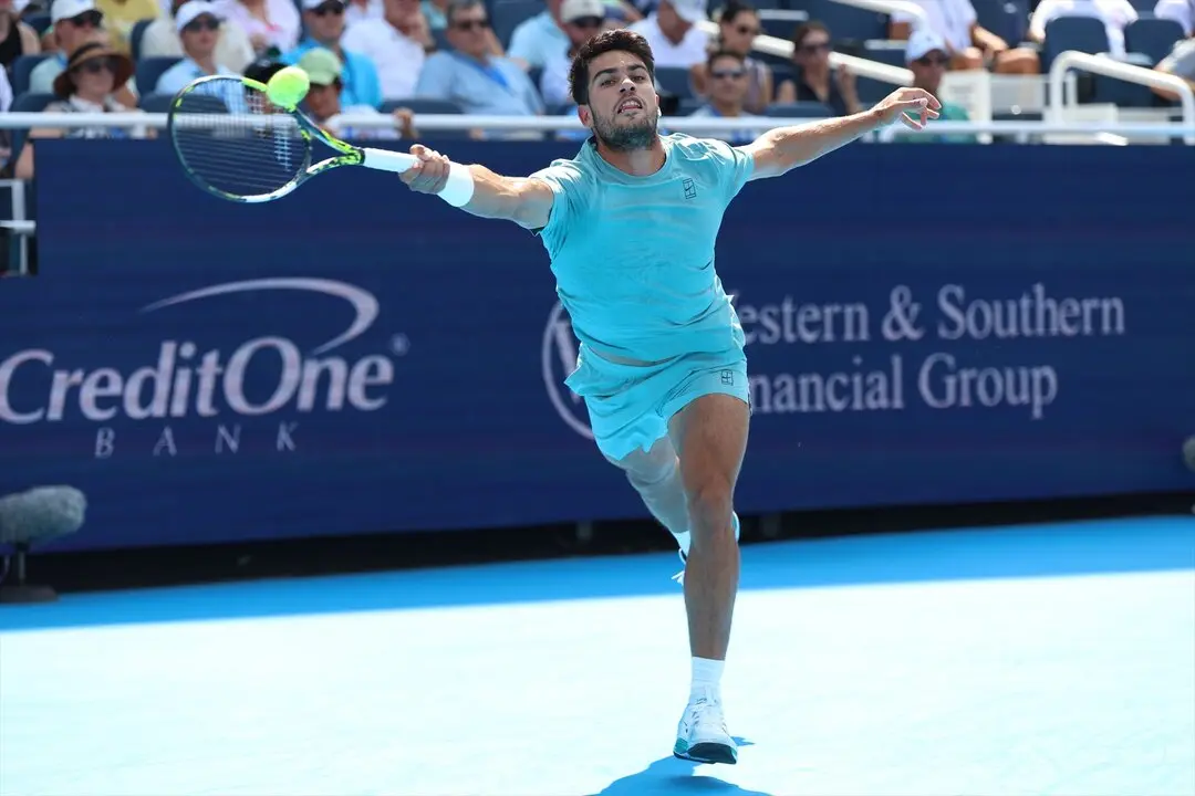 El tenista espa&ntilde;ol, Carlos Alcaraz durante su partido ante Andrey Rublev. / Marcin Cholewinski