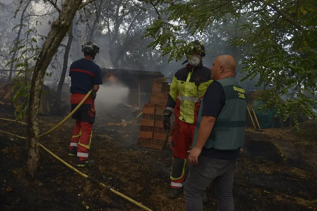 Varios servicios de emergencia trabajan en la extinci&oacute;n del fuego. / Rosa Veiga
