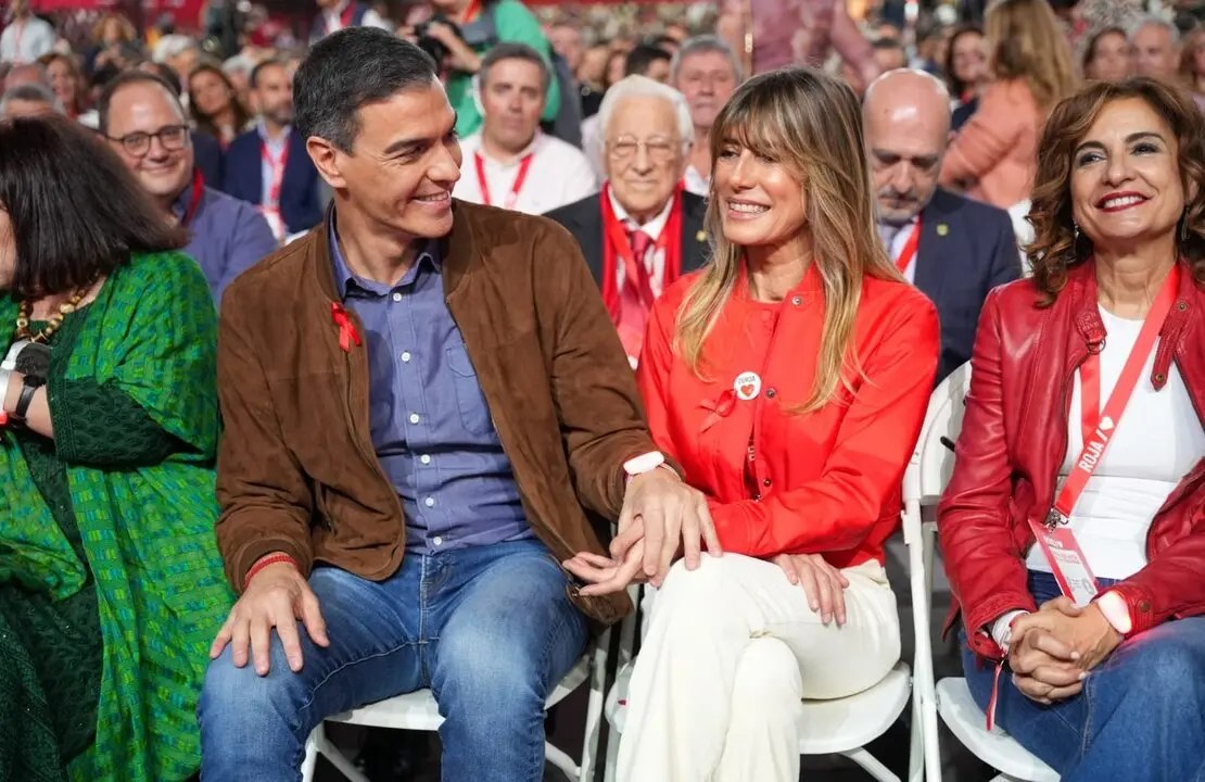 El presidente del Gobierno, Pedro S&aacute;nchez, en la clausura del 41 Congreso Federal del PSOE junto a su mujer, Bego&ntilde;a G&oacute;mez. / Francisco Daguerre