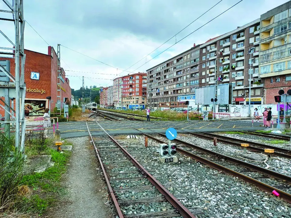 El proyecto incluye el soterramiento, una nueva estaci&oacute;n y un aparcamiento subterr&aacute;neo. / Alerta