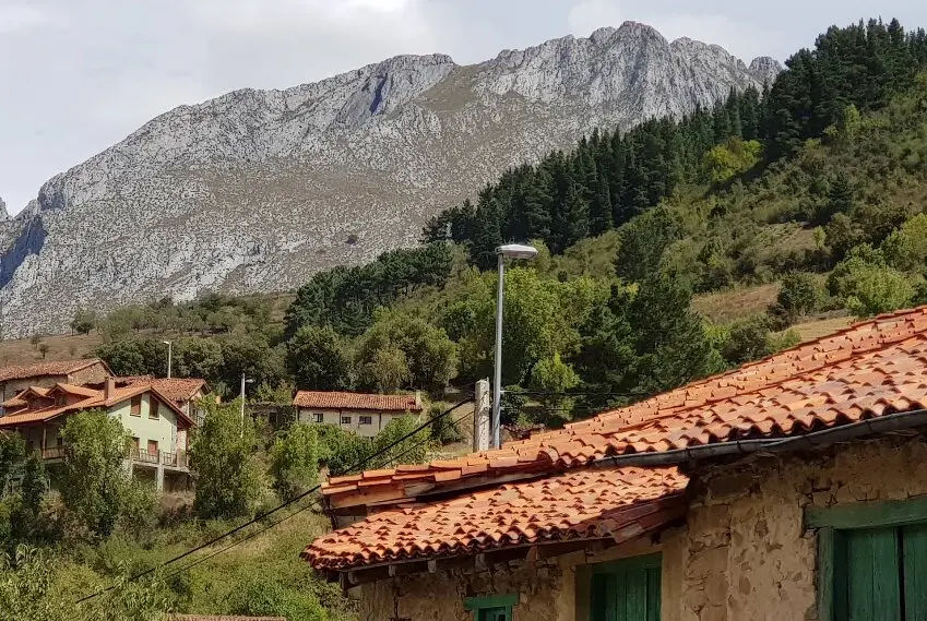 Al salir del Desfiladero de la Hermida, lo primero que encuentra el viajero es un peque&ntilde;o n&uacute;cleo rural. / A.G.