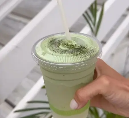 Una de las combinaciones de t&eacute; matcha que tienen. / Lana Bowls