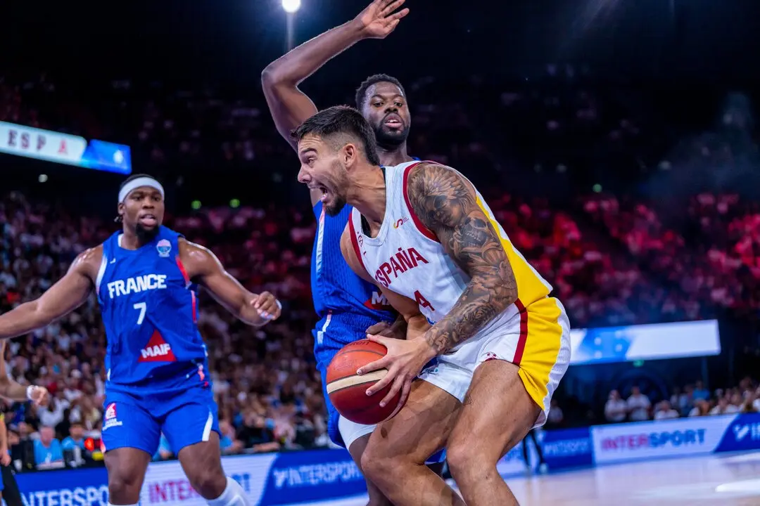 Willy durante una acci&oacute;n ante Francia. / @BaloncestoESP