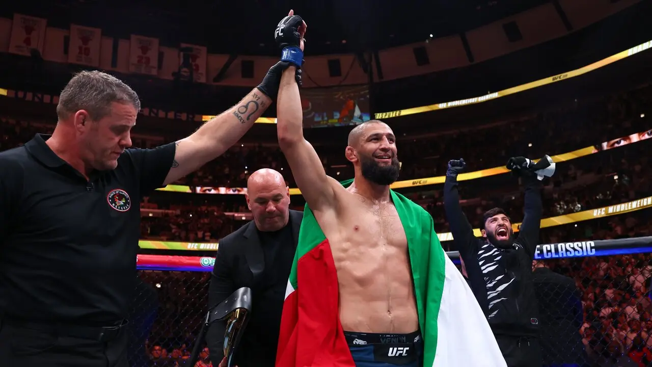 Chimaev aplasta a Du Plessis. / UFC