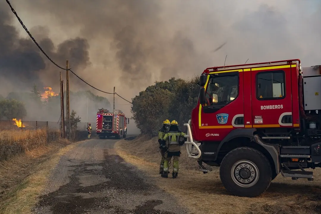 Bomberos trabajan en las tareas de extinci&oacute;n en la zona de Extremadura. / Carlos Criado