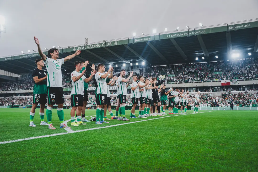 Los jugadores del Racing durante la celebraci&oacute;n con la afici&oacute;n. / RRC