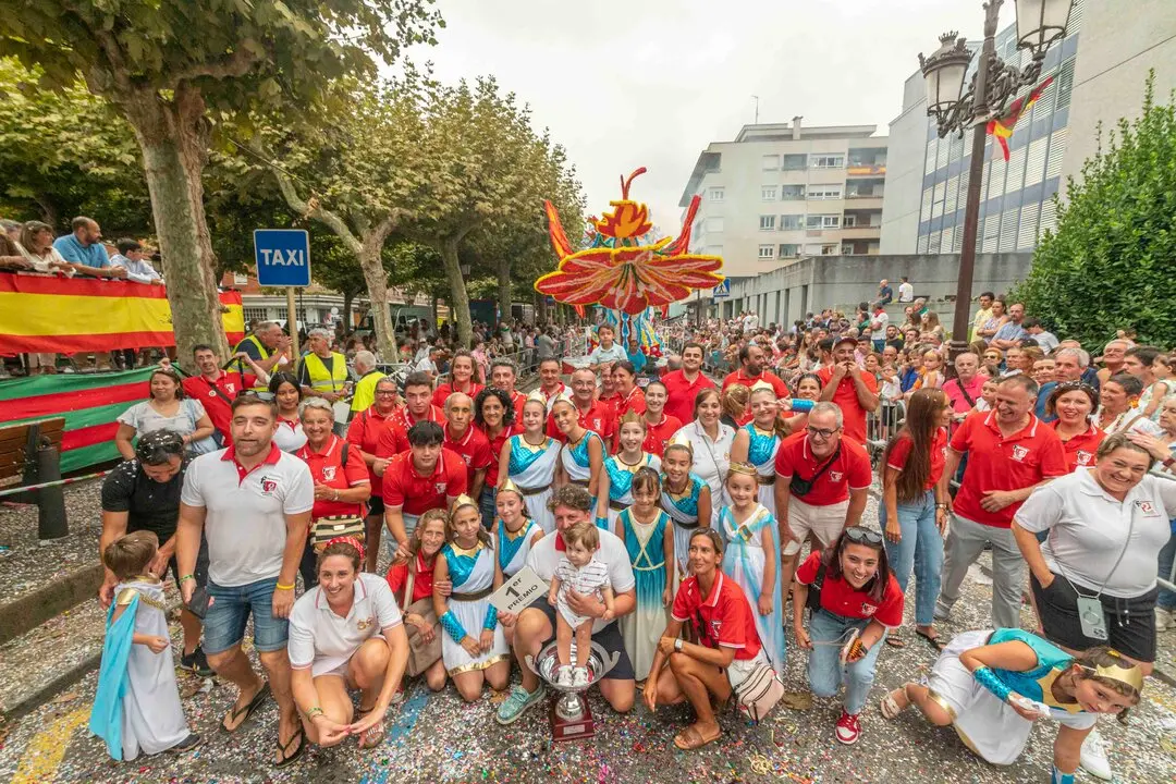 La carroza 'Pandora', de Francis 2, gana la Gala Floral de Torrelavega. /  G.HERNANDEZ