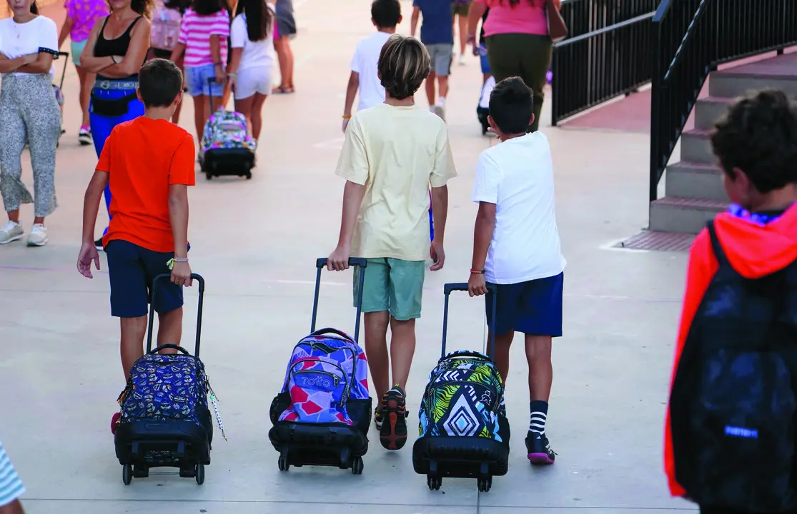 Varios alumnos llegando al colegio en su primer d&iacute;a de clases durante el inicio del curso escolar del a&ntilde;o pasado. / Alerta