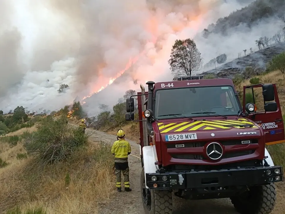 Medios de'INFOAR' proseguen en las labores de extinci&oacute;n del incendio forestal de Barniedo de la Reina (Le&oacute;n). / INFOAR