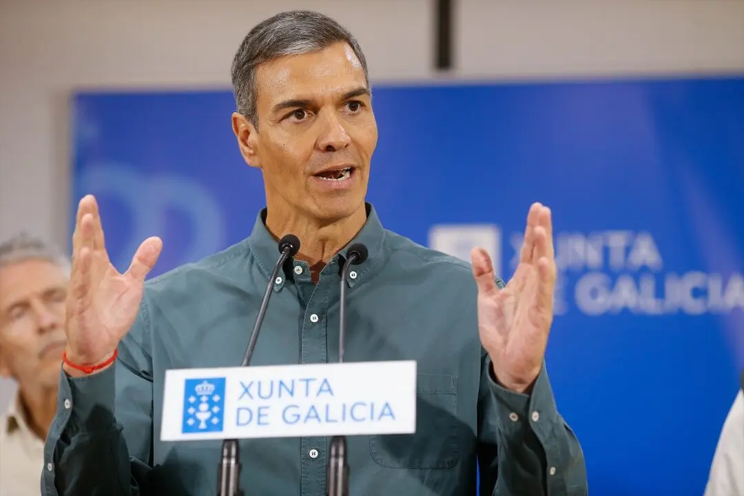 El presidente del Gobierno, Pedro S&aacute;nchez, interviene durante su visita al Centro de Coordinaci&oacute;n Operativo contra incendios de Ourense. / Carlos Castro