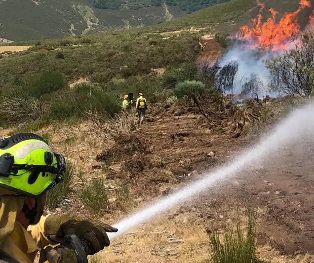 Los bomberos contin&uacute;an con sus labores de extinci&oacute;n. / 112 Cantabria