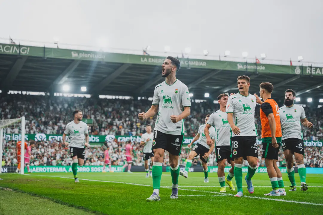 Andr&eacute;s Mart&iacute;n celebra su gol de penalti ante el Castell&oacute;n. / RRC