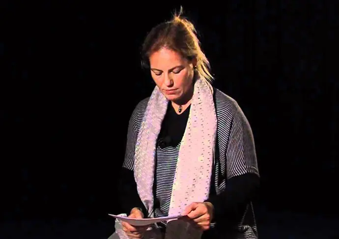 La poeta c&aacute;ntabra Mari&aacute;n B&aacute;rcena durante un recital. / x