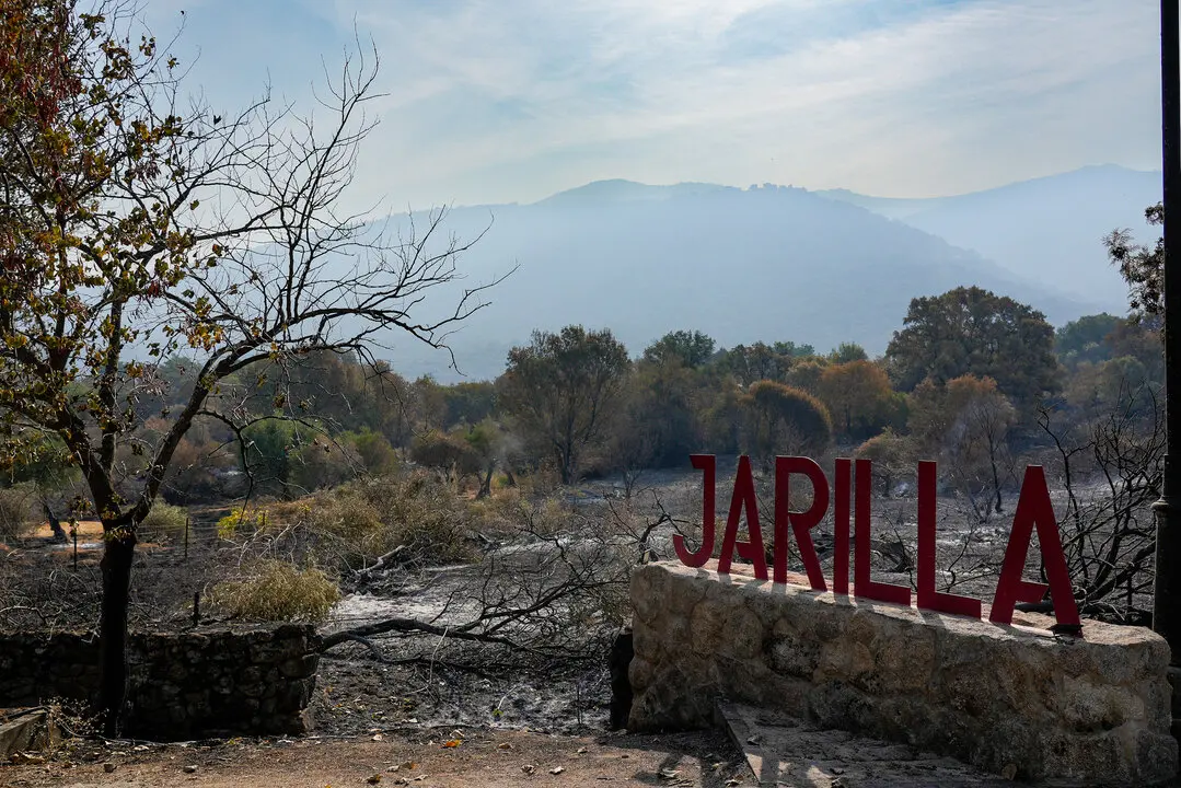 Cartel de Jarilla con los alrededores quemados. / EP