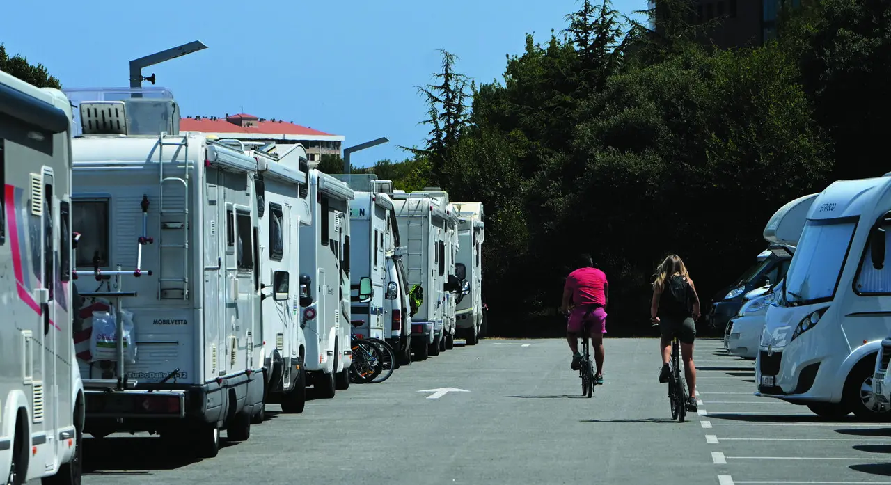 Varias autocaravanas en un parking, / Alerta