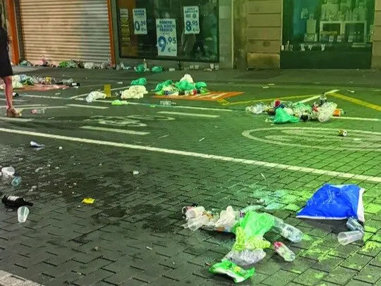 Las im&aacute;genes publicadas por los vecinos de una de las calles de la capital del Besaya tras una noche de fiestas. / Redes Sociales