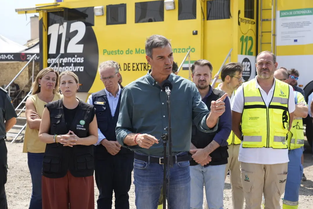 El presidente del Gobierno, Pedro S&aacute;nchez, junto a la presidenta de la Junta de Extremadura, Mar&iacute;a Guardiola. / Carlos Criado