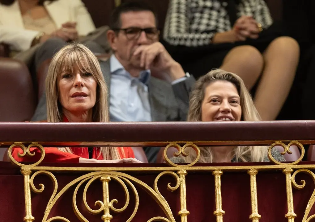 La mujer de Pedro S&aacute;nchez, Bego&ntilde;a G&oacute;mez (i) durante la segunda sesi&oacute;n del debate de investidura de Pedro S&aacute;nchez. / Eduardo Parra