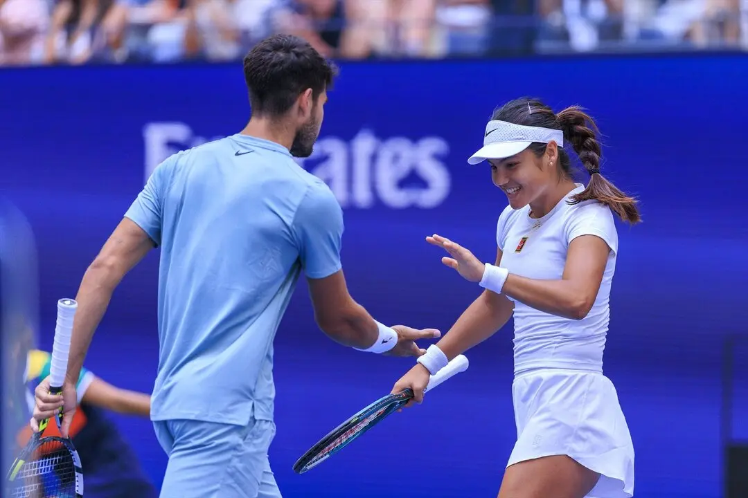 Emma Raducanu (der.) y Carlos Alcaraz celebran un punto durante el partido de cuartos de final de dobles mixtos contraJessica Pegula y Jack Draper. / EP