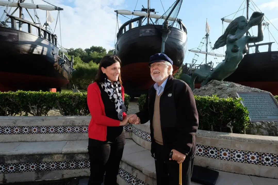 La alcaldesa de Santander, Gema Igual, con Vital Alsar frente a los galeones de La Magdalena. / A.E