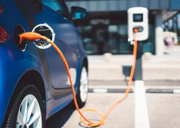Un coche el&eacute;ctrico recargando en un parking. / x